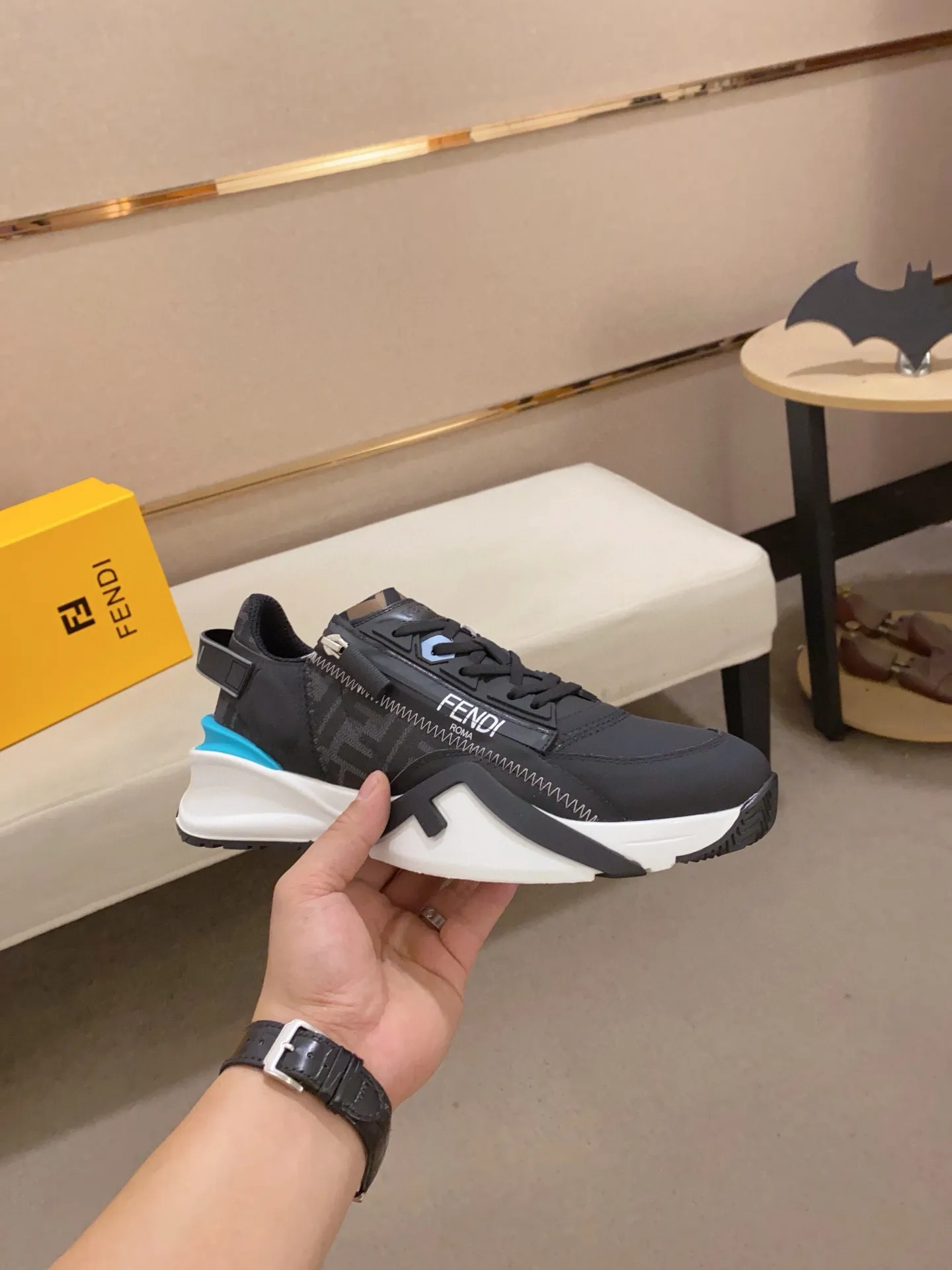 Men's shoes💰: 540💰(Higher version) [Fendi] Fendi's latest casual shoes for men! Available at counters simultaneously! A one-to-one replica of the original. Made entirely of imported top-grain calfskin, the interior is made of top-grain water-dyed cowhide, and the original factory-supplied rubber outsole. Leading new fashion concepts. Matching code: 38-44. 45 can be customized and non-returnable!